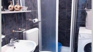 A bathroom with a sink, toilet, and shower. - 3 minutes to the Diocletian's Palace! Two bedroom cosy apartment (Split)