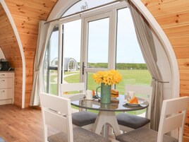 Casa de campo | Cozinha privada | Geladeira, chaleira elétrica, talheres/pratos/utensílios de cozinha