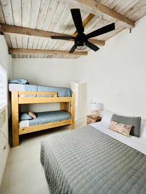 3 多间卧室、办公桌、免费 WiFi、床单