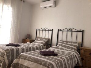 3 dormitorios, tabla de planchar con plancha, wifi gratis y ropa de cama