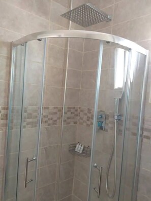 Dusche, Haartrockner, Handtücher, Seife