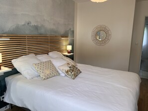 3 bedrooms, desk, iron/ironing board, travel cot - New villa, secure heated pool 28°, 8-10 people, new furniture (La Teste-de-Buch)