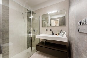 Shower, hair dryer, bidet, towels - Terrace San Ferdinando, Naples (Napoli)