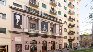 Un edifici de diverses plantes amb un rètol que diu "TEATRO S. FERDINANDO".
