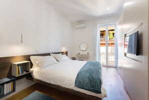 2 Schlafzimmer, Schreibtisch, Bügeleisen/Bügelbrett, Reisekinderbett