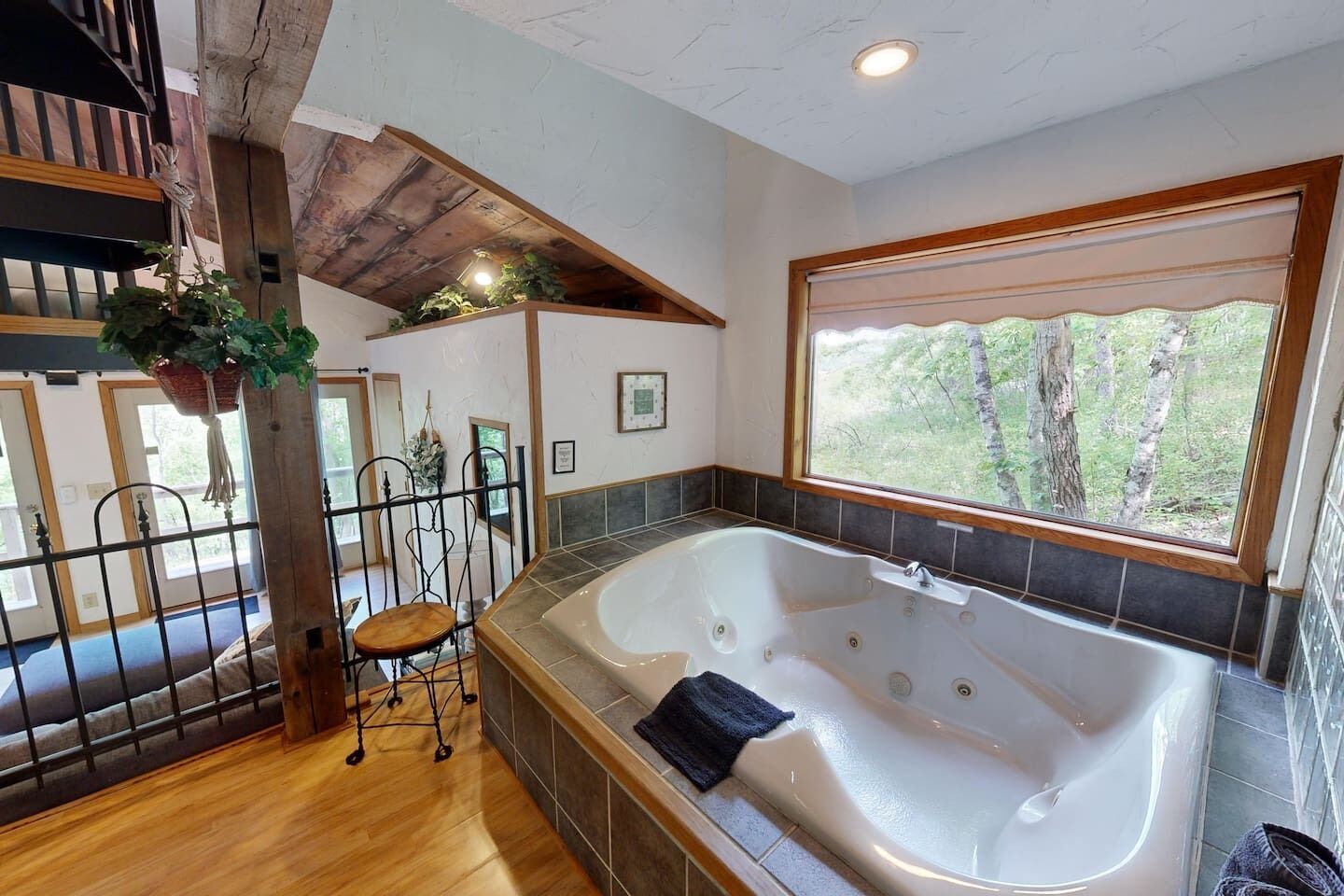 Shower, jetted bath, hair dryer, towels