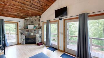 Smart TV, fireplace, stereo