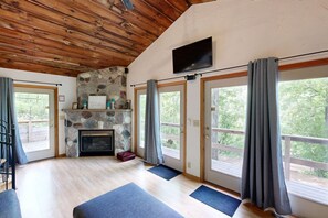 Una Smart TV, una chimenea, un reproductor estéreo