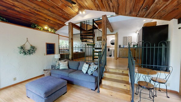 Una Smart TV, una chimenea, un reproductor estéreo