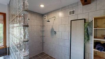 Dusche, Whirlpool, Haartrockner, Handtücher