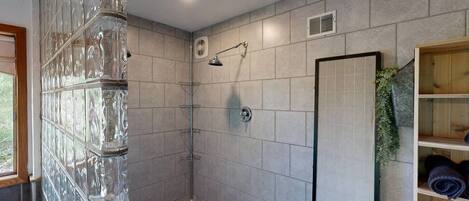 Douche, baignoire à jets, sèche-cheveux, serviettes fournies