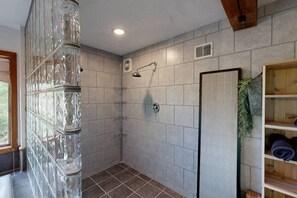 Dusche, Whirlpool, Haartrockner, Handtücher
