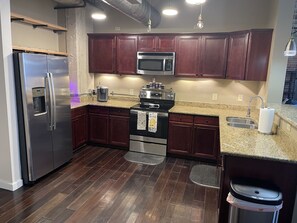 Frigorifero, microonde, forno, piano cottura