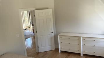 1 habitación, tabla de planchar con plancha, wifi gratis y ropa de cama