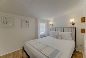 5 chambres, bureau, fer et planche à repasser, lit parapluie