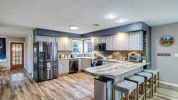 Coffee/tea maker, fridge, microwave, oven