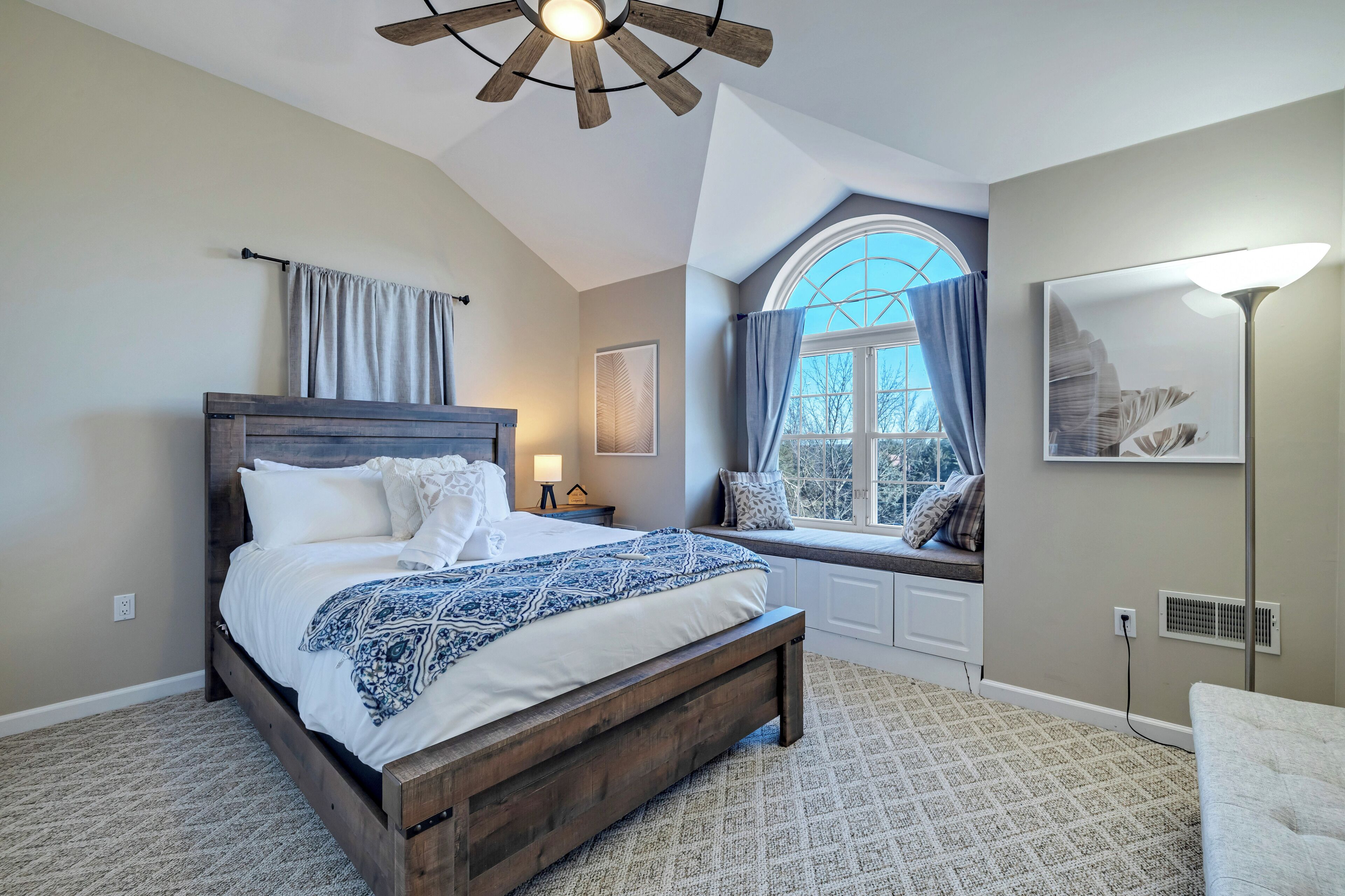 4 bedrooms, desk, iron/ironing board, WiFi (free)