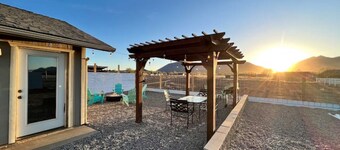 Mountain View Villa - King bedroom with Firepit