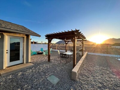 Mountain View Villa - King bedroom with Firepit