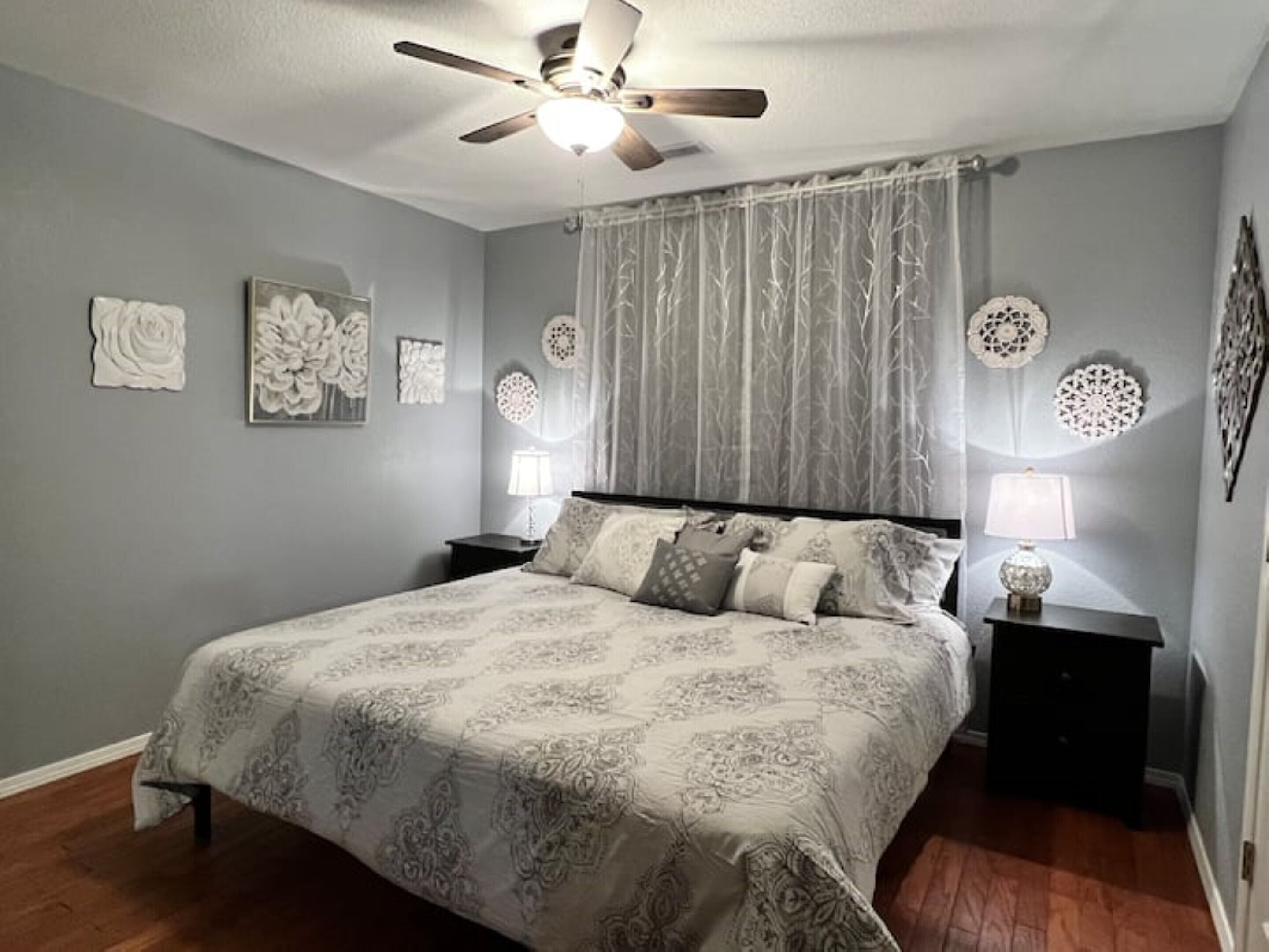 1 quarto, escrivaninha, ferros/tábuas de passar roupa, Wi-Fi de cortesia