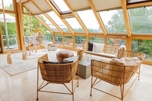 テレビ、暖炉、テーブルサッカー台、書庫