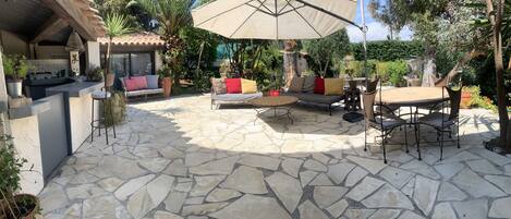 屋外ダイニングエリア