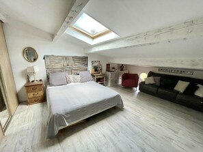 3 bedrooms, desk, iron/ironing board, free WiFi