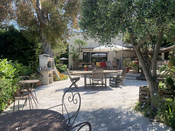 Outdoor dining - Large villa in a green setting (Vallauris)