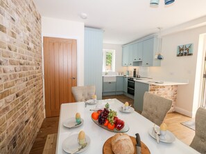 Cottage | Private kitchen | Fridge, dishwasher, electric kettle, toaster