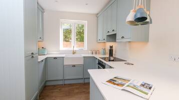 كوخ | مطبخ خاص | ثلاجة، غسالة أطباق، غلّاية كهربائية، محمصة خبز