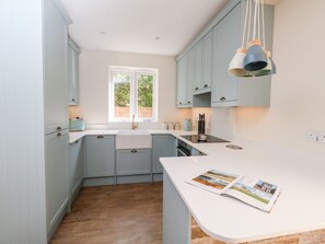 Cottage | Private kitchen | Fridge, dishwasher, electric kettle, toaster - The Chocolate Box (Weymouth)