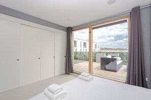 2 soverom, strykejern/-brett, reiseseng for barn og internettilgang