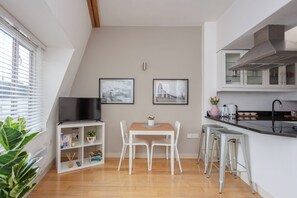 Kylskåp, mikrovågsugn, ugn och spishäll