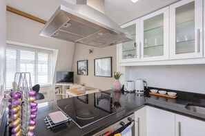 Wasserkocher mit Kaffee-/Teezubehör, Kühlschrank, Mikrowelle, Ofen