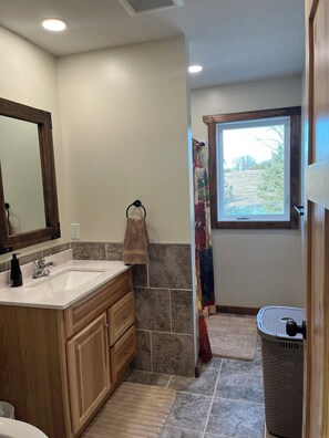 Suihku, pyyhkeet, saippua, sampoo