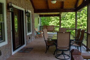 Outdoor dining - Entire House- Minutes to town- KING BED- Best porch around!! (Boone)