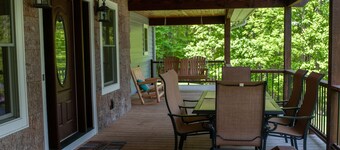 Entire House- Minutes to town- KING BED- Best porch around!!