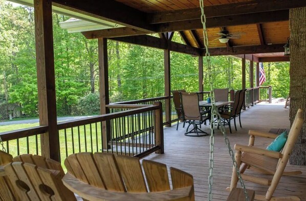 Outdoor dining - Entire House- Minutes to town- KING BED- Best porch around!! (Boone)