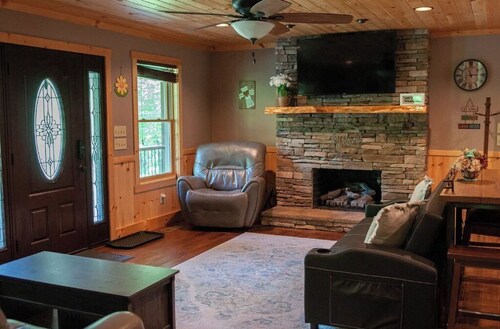 Entire House- Minutes to town- KING BED- Best porch around!!