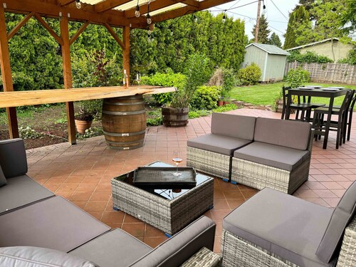 Outdoor Living and Indoor Bar - Entire house - walk to Autzen Stadium