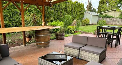 Outdoor Living and Indoor Bar - Entire house - walk to Autzen Stadium