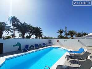 Outdoor pool - Villa Magica 7 min walking to center, pool & A/C (Playa Blanca)