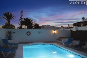 Outdoor pool - Villa Magica 7 min walking to center, pool & A/C (Playa Blanca)