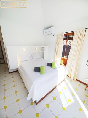 3 bedrooms, WiFi - Villa Magica 7 min walking to center, pool & A/C (Playa Blanca)