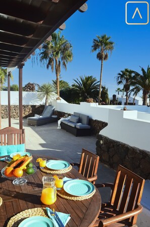 Outdoor dining - Villa Magica 7 min walking to center, pool & A/C (Playa Blanca)