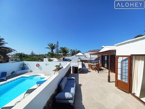 Outdoor pool - Villa Magica 7 min walking to center, pool & A/C (Playa Blanca)