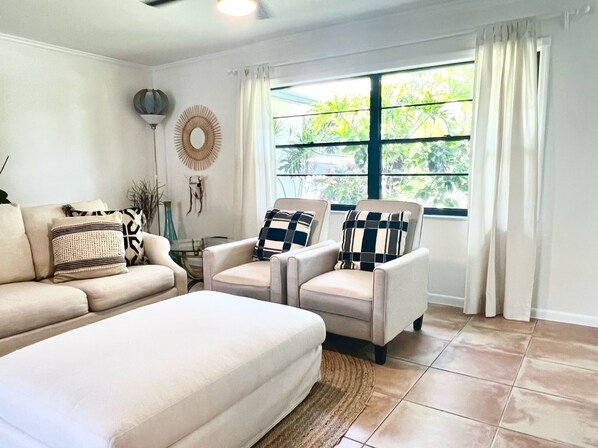 TV connectée, livres, chaîne hi-fi, espaces bureaux