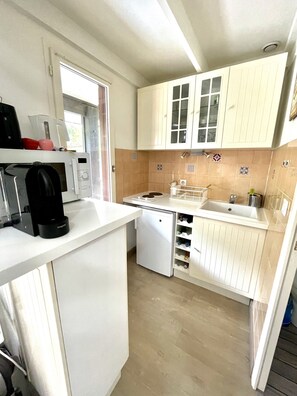 Réfrigérateur, micro-ondes, plaque de cuisson, cafetiÚre/bouilloire