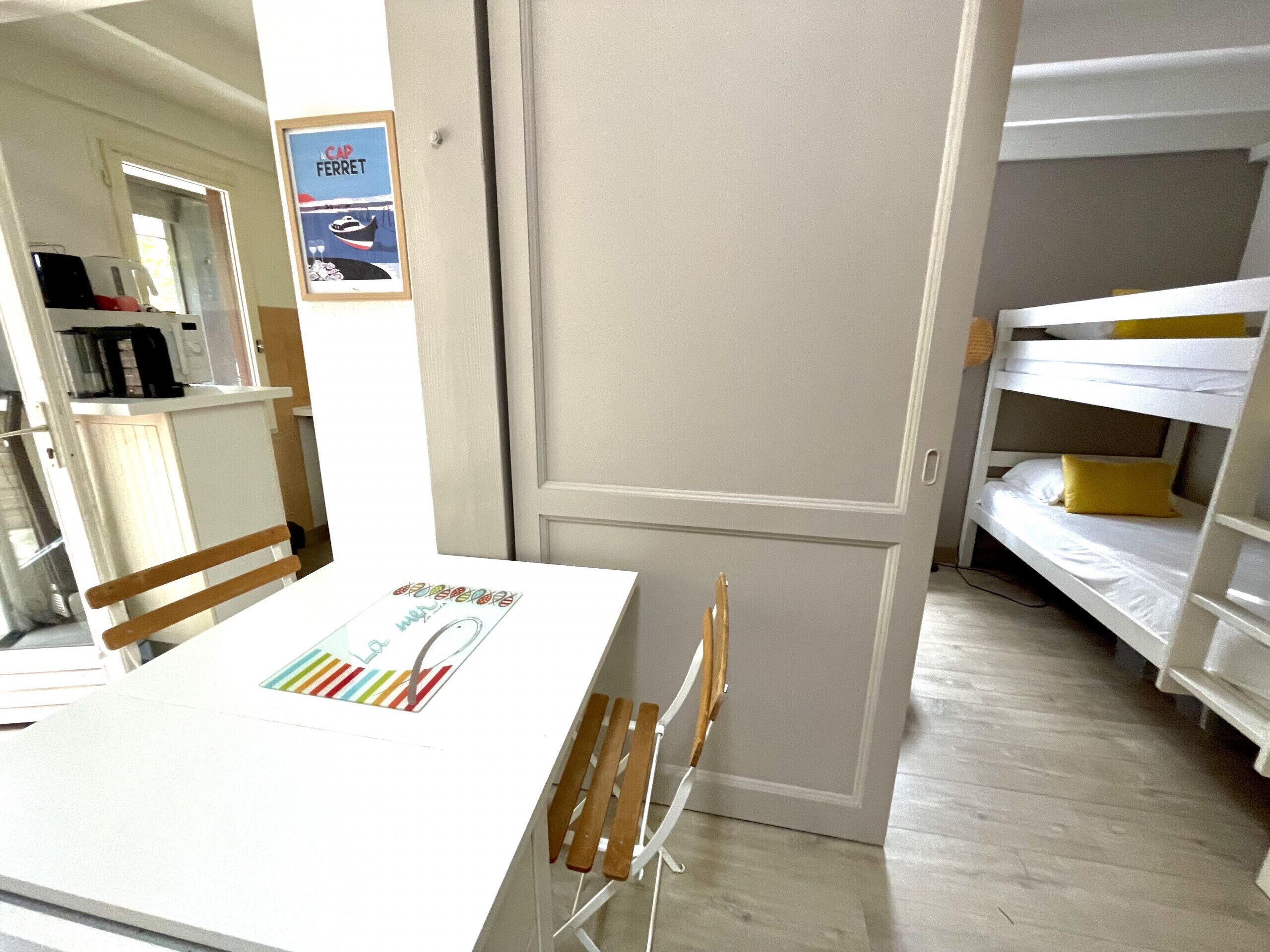 1 chambre, fer et planche à repasser