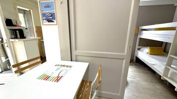 1 chambre, fer et planche Ă repasser